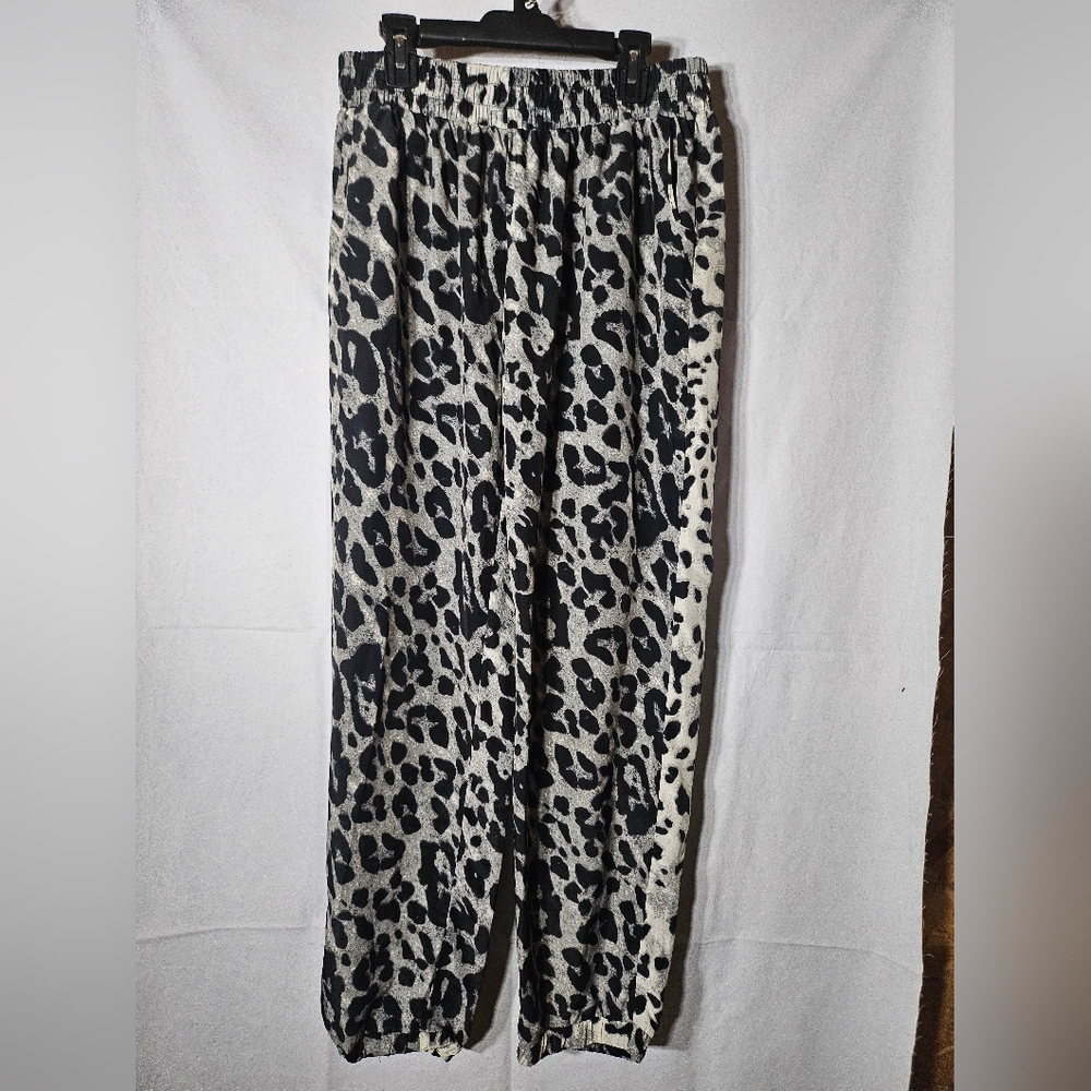 La Vie 89 Ladies Jogger Style Pant. Xl But Fit Like Sm. Leopard Print.
